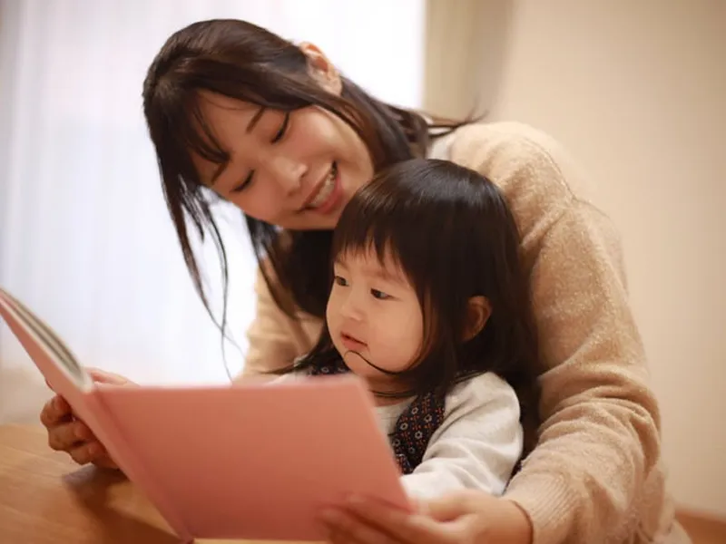 絵本を読み聞かせをしている女性