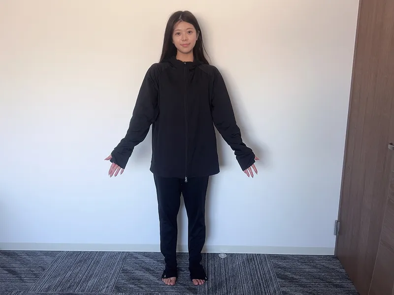 ハーブ蒸しの専用ウェアを来ている女性