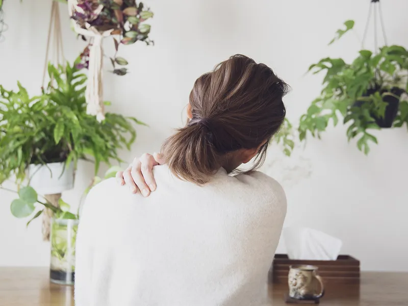 肩こりに悩む女性