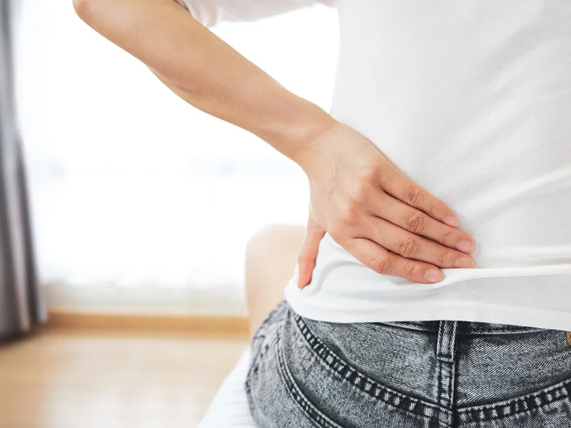 腰痛に悩む女性