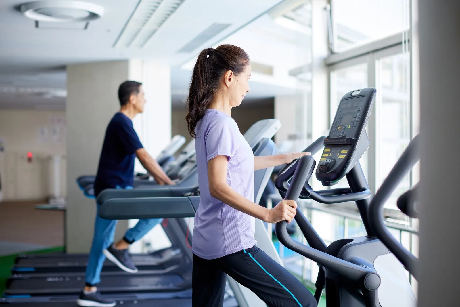 ウォーキングしている女性